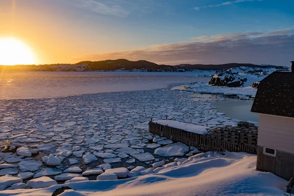 Donmuş Atlantik Okyanusu Körfezinin Kıyısındaki Taşra Evi Kış Güneşinin Battığı — Stok fotoğraf