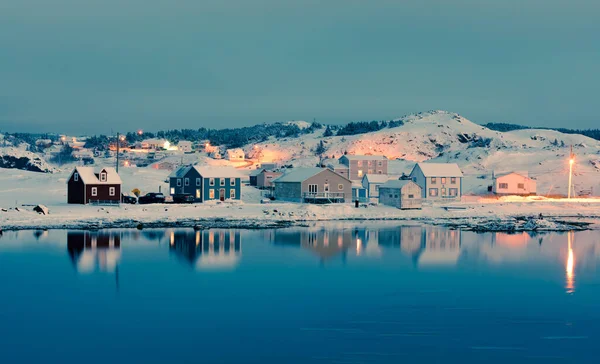 ニューファンドランド島 ニューファンドランド島 カナダのアウトポートタウンのダーレルハーバー地区で穏やかな冬の夜 — ストック写真