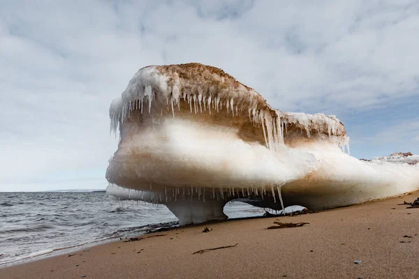 Причудливый Кусок Льдины Выброшен Берег Песке Провинциального Парка Мелмерби Бич — стоковое фото