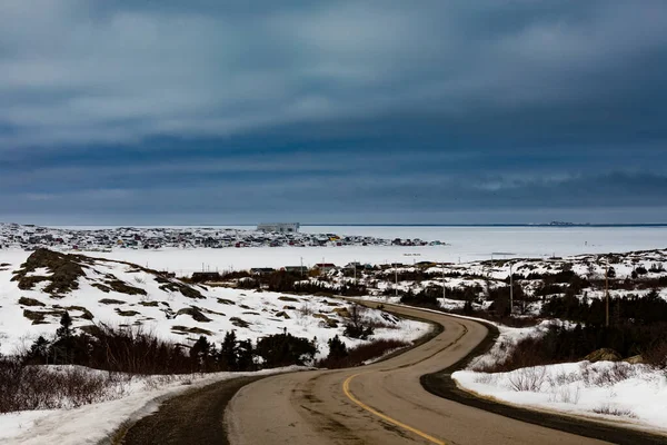 ティルトからジョー バットの腕への道 冷凍北大西洋の冬のフォゴ島の風景 ニューファンドランド カナダの2つの輸出漁村 — ストック写真