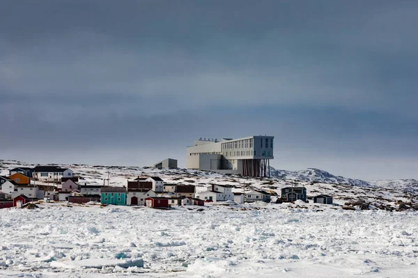 位于加拿大纽芬兰省福古岛结冰海岸冬季景观中的乔 巴特Arm与福古屋酒店出口渔村 — 图库照片