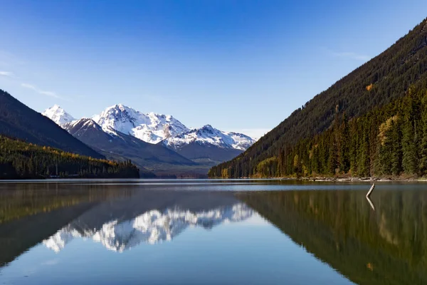Altas Montanhas Cobertas Neve Cercam Duffey Lake Provincial Park Com — Fotografia de Stock