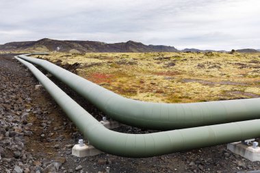 İzlanda, IŞİD ve Avrupa 'nın çorak volkanik manzarasında jeotermal enerji üretim altyapısının bir parçası olarak izole edilmiş metal boru hattı