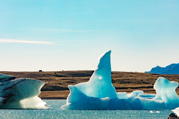奇形怪状的蓝色冰山从漂浮在冰岛 欧洲的约翰沙伦冰川湖中的Vatnajokull冰川上脱落 — 图库照片