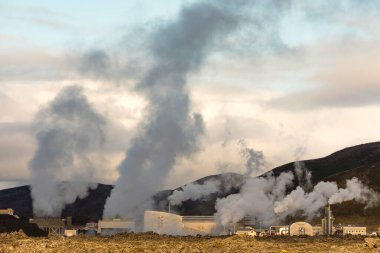Grindavik, İzlanda yakınlarındaki Blue Lagoon 'un yanındaki Svartsengi Jeotermal Santrali' nden buhar ve buhar yükseliyor. Avrupa