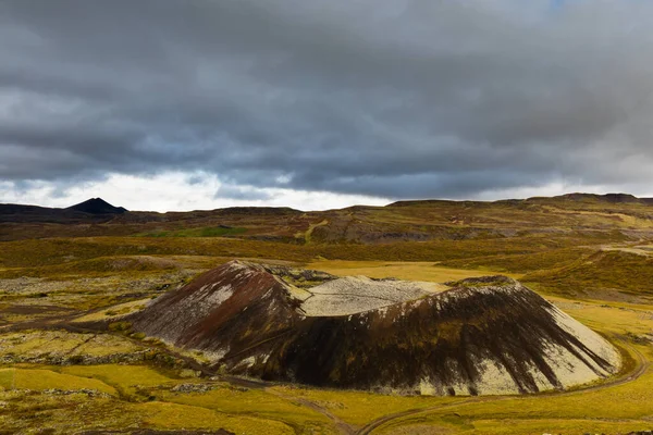 Grabrok Vulkán Kráterkúp Fekete Vulkáni Lávaköve Izland Európa Gyér Vegetációs — Stock Fotó