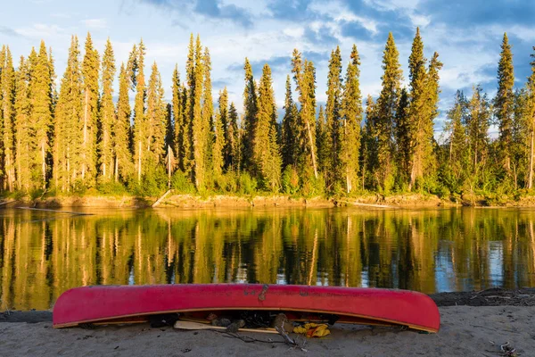 Czerwony Kajak Przewrócił Się Brzegu Rzeki Nisutlin Terytorium Yukon Kanada — Zdjęcie stockowe