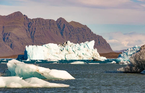 冰山从冰岛Vatnajokull国家公园的Jokulsarlon冰川湖中漂浮的Vatnajokull冰原上脱落 — 图库照片