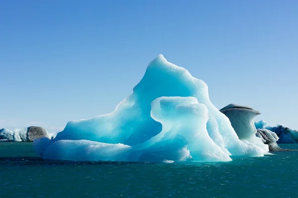奇形怪状的融化的蓝色冰从漂浮在冰岛 欧洲的约翰沙伦冰川泻湖的Vatnajokull冰川上脱落 — 图库照片