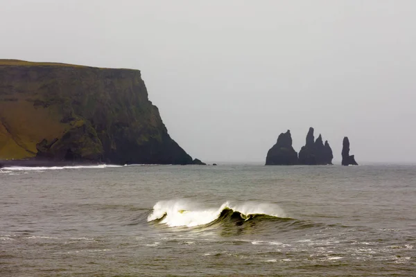 Breaking Wave Och Reynisdrangar Klippformationer Offshore Svart Vulkan Reynisfjara Sandstrand — Stockfoto