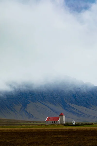 冰岛西部地区 在多雾的云雾中 在高耸的群山之前 在肥沃的土地上建造小教堂 — 图库照片