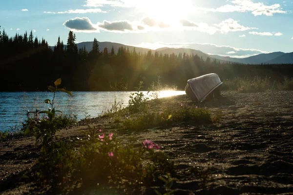 独木舟在加拿大育空地区北方森林针叶林荒原的Nisutlin河岸边翻船 — 图库照片