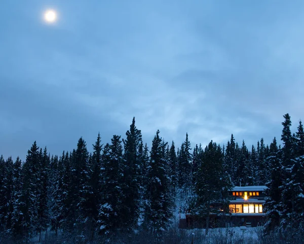 Gemütliches Landleben Hause Warm Beleuchtet Isoliert Borealen Wald Taiga Mond — Stockfoto