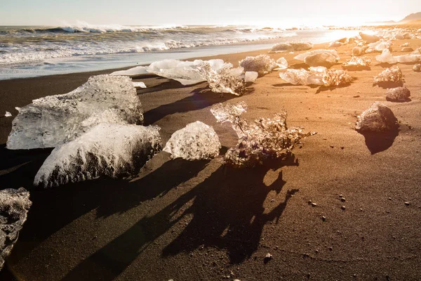 ジョクルサロン氷河ラグーンからの氷河氷は 大西洋によって岸に流され ダイヤモンドビーチ アイスランド ヨーロッパの夜の太陽の下で溶けています — ストック写真