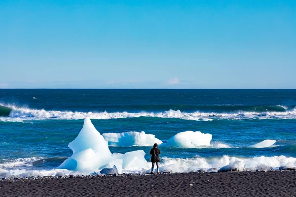 Osoba Černém Písku Diamond Beach Pozorující Ledovcový Led Atlantis Příboj — Stock fotografie