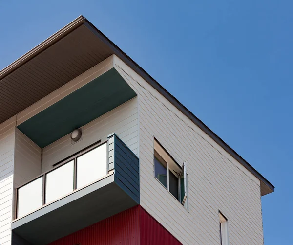 Mavi Gökyüzünün Altında Balkonu Olan Çağdaş Apartman Dairesinin Üst Katının — Stok fotoğraf