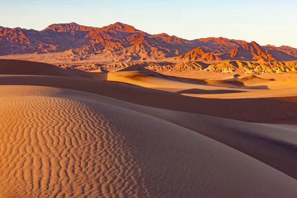 Mesquite Sand Dunes Distant Mountains Death Valley National Park California Rechtenvrije Stockfoto's