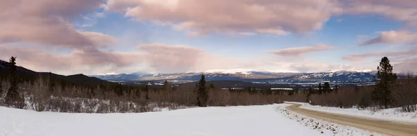 Sonnenuntergangswolken Über Road Winterlandschaftspanorama Außerhalb Der Wildnis Stadt Whitehorse Yukon Stockfoto