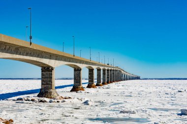 Konfederasyon Köprüsü 'nün beton yapısı, New Brunswick ile Kanada Prensi Edward Adası arasında donmuş Atlantik Okyanusu boyunca uzanır.