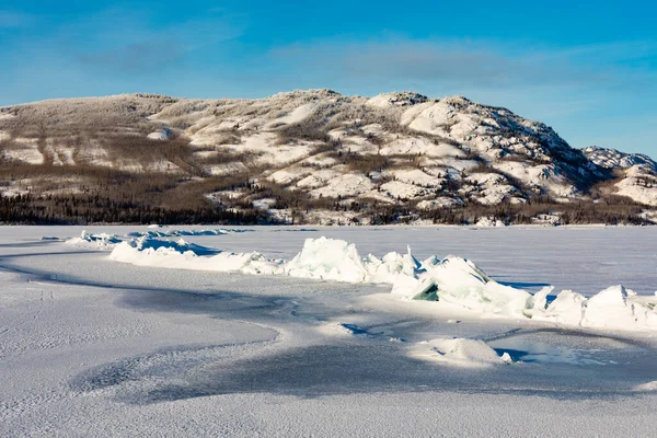 加拿大育空地区Laberge冰湖冰层之间的紧张关系导致了压力脊 — 图库照片