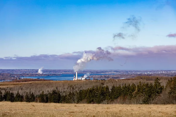 ピクトー郡の石炭火力発電所と製紙工場冬の風景 ノバスコシア州 カナダ — ストック写真