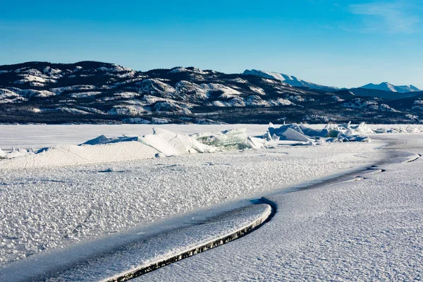 加拿大育空地区Laberge冰湖冰面之间的紧张压力造成的压力脊 — 图库照片