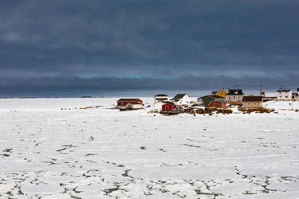 전통적 가옥들로 Arm Shore Frozen North Atlantic Ocean Fogo Island — 스톡 사진