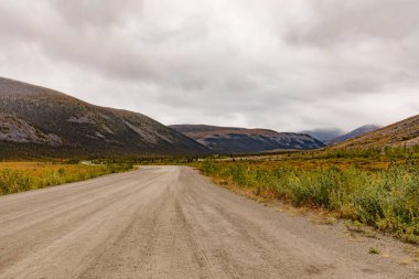 Dempster Otoyolu Ogilvie Dağları, Yukon Bölgesi, YT, Kanada 'nın kuzey kesimindeki toprak yol.