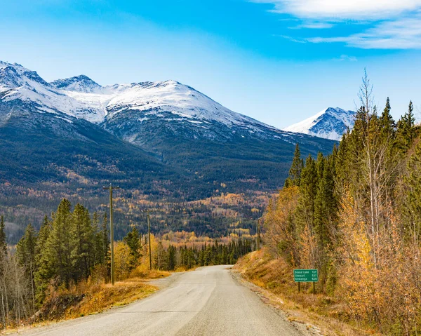 加拿大不列颠哥伦比亚省北部Stewart Cassiar公路37号上距Dease湖137公里的秋末和多雪山区 — 图库照片