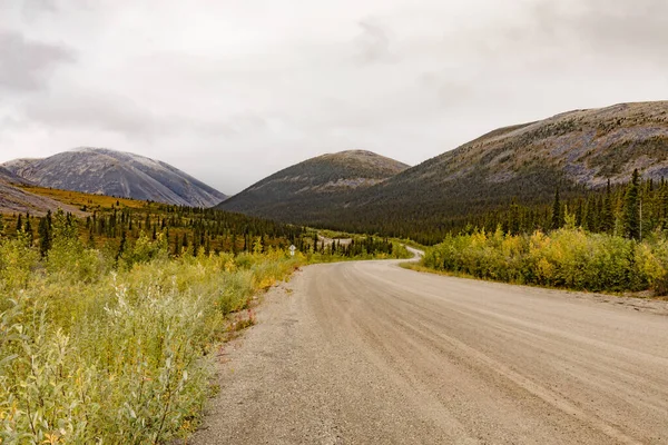 Ogilvie山 ユーコン準州 カナダの亜寒帯地形のデンプスターハイウェイ砂利未舗装道路 — ストック写真