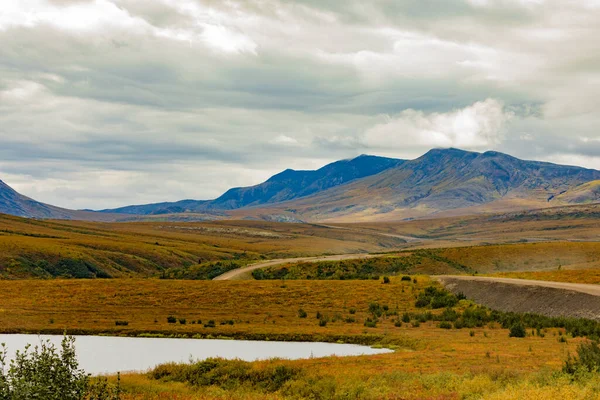 Dempster Highway Überquert Herbstfarben Der Arktischen Tundra Landschaft Der Richardson — Stockfoto