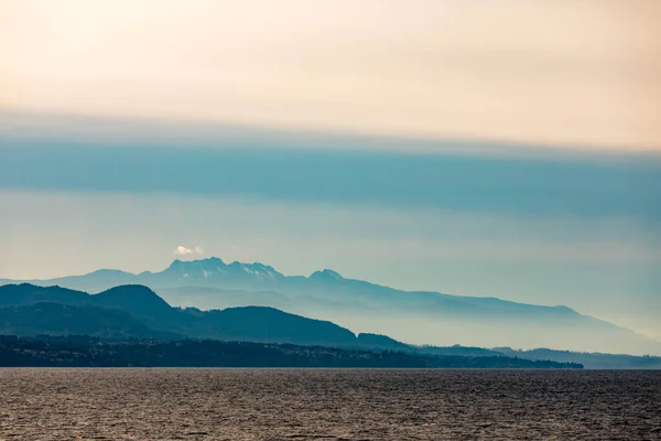 Wschodni Brzeg Wyspy Vancouver Sylwetka Zalesionych Wzgórz Gór Zasłonięta Mgłą — Zdjęcie stockowe