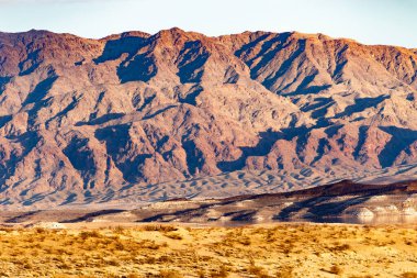 Las Vegas, Nevada, NV, Amerika Birleşik Devletleri 'nin Mead Gölü yakınlarındaki çorak dağ manzarası.