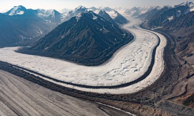 Merdiven buzulu büyük Kaskawulsh buzuluna karışıyor. Dağların etrafında dönüyor. St. Elias Dağları, Kluane Ulusal Parkı, Yukon Bölgesi, Kanada, Haines Kavşağı yakınında.