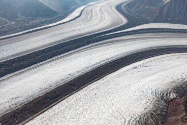 Kluane Ulusal Parkı, Yukon Bölgesi, Kanada 'daki St. Elias Dağları' ndaki buzul şeritleriyle Kaskawulsh Buzulu 'nun iki büyük kolunun birleşimi.