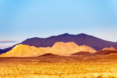 Las Vegas, Nevada, NV, ABD, ABD tarafından Mead Gölü yakınlarındaki kurak dağlarla karamsar günbatımı çöl manzarası