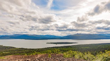 Dezadeash Gölü Boreal Ormanı Taiga vahşi doğası panoramik yaz manzarası, Yukon Bölgesi, YT, Kanada