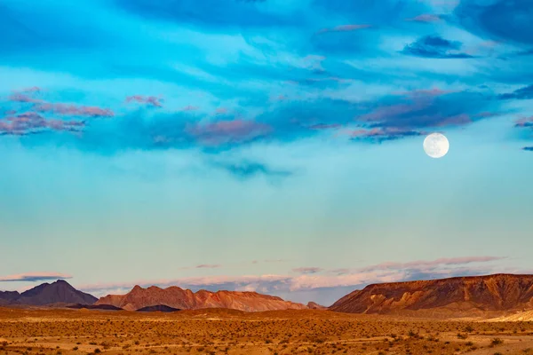 美国内华达州拉斯维加斯市附近的巴伦干旱山区沙漠景观 满月蓝色小时 靠近米德湖 免版税图库图片
