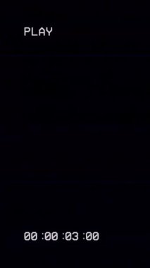 Vintage VHS (Video Home System) gürültü ve obje etkisini bozar. Eski bir kaset ya da eski bir TV 'de arıza var. Sinyal TV arızası yok.