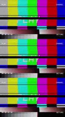 Vintage VHS (Video Home System) gürültü ve obje etkisini bozar. Eski bir kaset ya da eski bir TV 'de arıza var. Sinyal TV arızası yok.