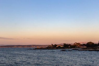 Denizin üzerinde güzel bir gün batımı
