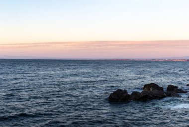 Denizin üzerinde güzel bir gün batımı
