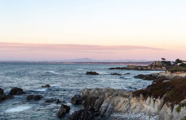 Denizin üzerinde güzel bir gün batımı