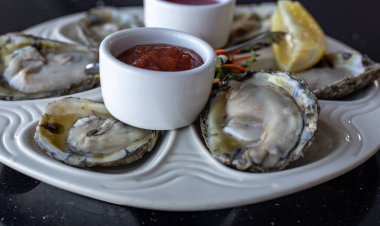 Limonlu ve dondurmalı taze deniz ürünleri.