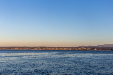 Dağlı ve plajlı güzel deniz manzarası