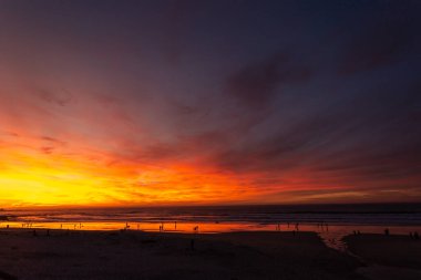 Denizin üzerinde güzel bir gün batımı