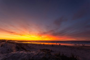 Denizin üzerinde güzel bir gün batımı