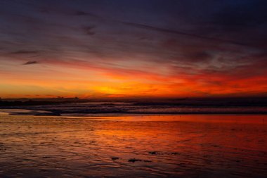 Denizin üzerinde güzel bir gün batımı