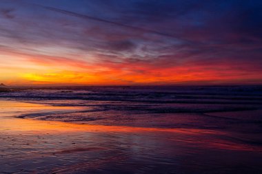 Denizin üzerinde güzel bir gün batımı