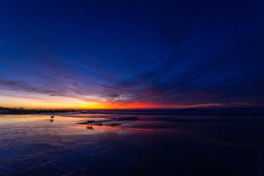 Denizin üzerinde güzel bir gün batımı